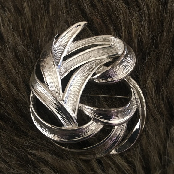 Vintage Monet textured silver tone cluster brooch - Picture 1 of 6